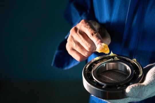 Автомобильные смазки: разновидности, свойства и способы применения
